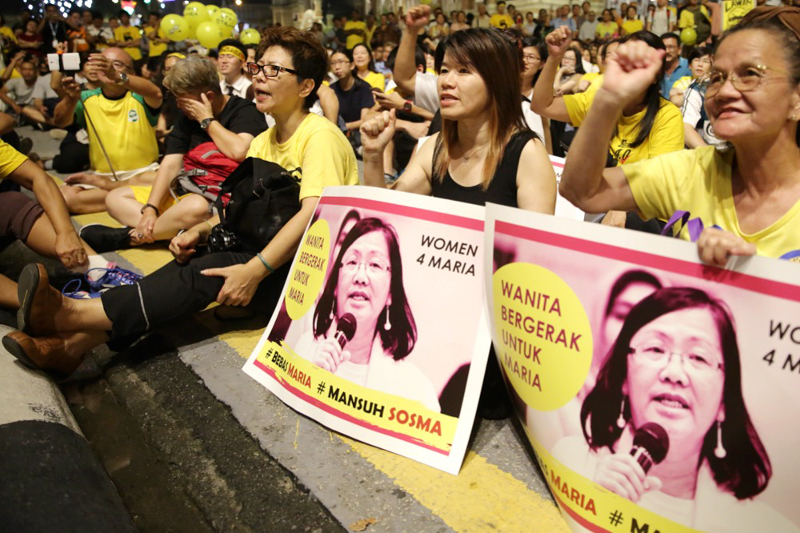 People attend a candlelight vigil for Maria Chin Abdullah at Jalan Raja, Kuala Lumpur November 23, 2016. u00e2u20acu201d Picture by Choo Choy May