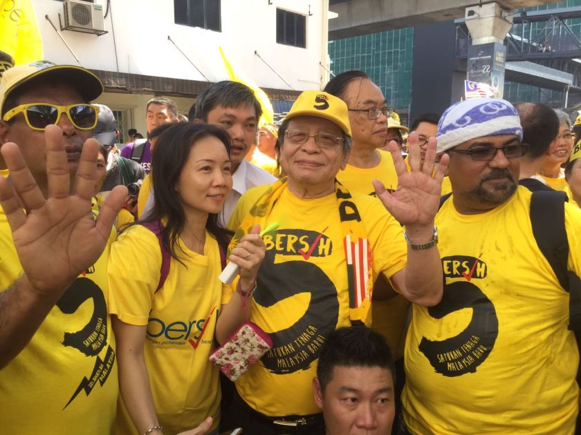 行动党强人林吉祥也与集会者一起合照。-Kamles Kumar摄-