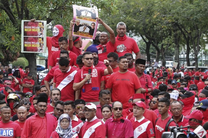 Sungai Besar Umno chief Datuk Seri Jamal Yunos speaks to the Red Shirt members during their protest outside the Malaysiakini office in Petaling Jaya, November 5, 2016. u00e2u20acu2022 Picture by Yusof Mat Isa