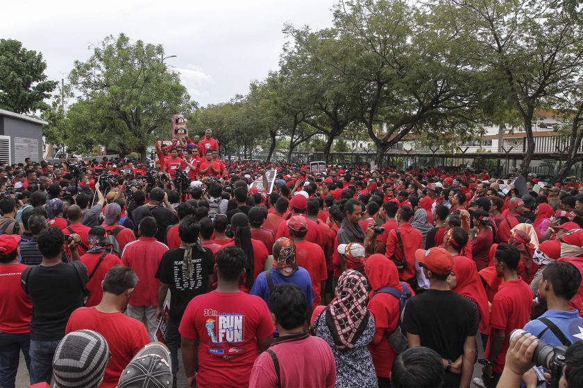 Sungai Besar Umno chief Datuk Seri Jamal Yunos speaks to the Red Shirt members during their protest outside the Malaysiakini office in Petaling Jaya, November 5, 2016. u00e2u20acu2022 Picture by Yusof Mat Isa