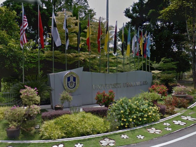 Seorang isteri menerima ijazah doktor falsafah bagi pihak arwah suaminya Adam Mat pada majlis konvokesyen Universiti Utara Malaysia (UUM) di Sintok, Kedah semalam. u00e2u20acu2022 Paparan skrin Google