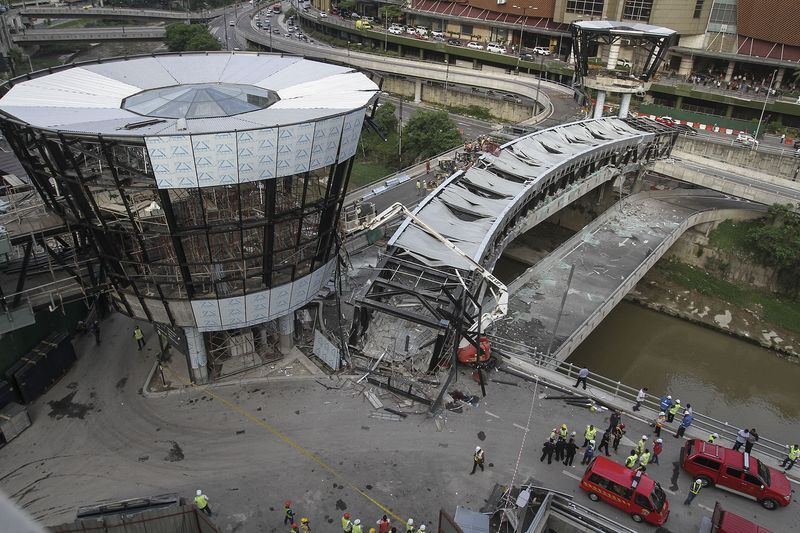 An aerial view of the pedestrian bridge under construction linking KL Eco City to the Gardens shopping mall at Mid Valley mall, Kuala Lumpur that collapsed on November 30, 2016. u00e2u20acu201d Picture by Yusof Mat Isa