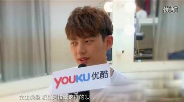 董力在访谈中，已经不只一次向阿拉蕾“告白”了哦！ 图取自：yule.sohu