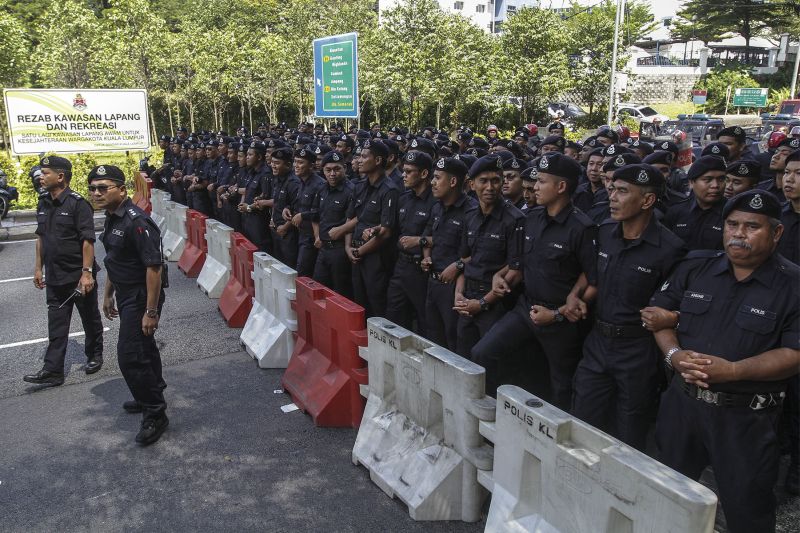 在吉隆坡特拉维路，警方以一层又一层的人墙方式挡住净选盟集会者的去路。-Yusof Mat Isa摄-