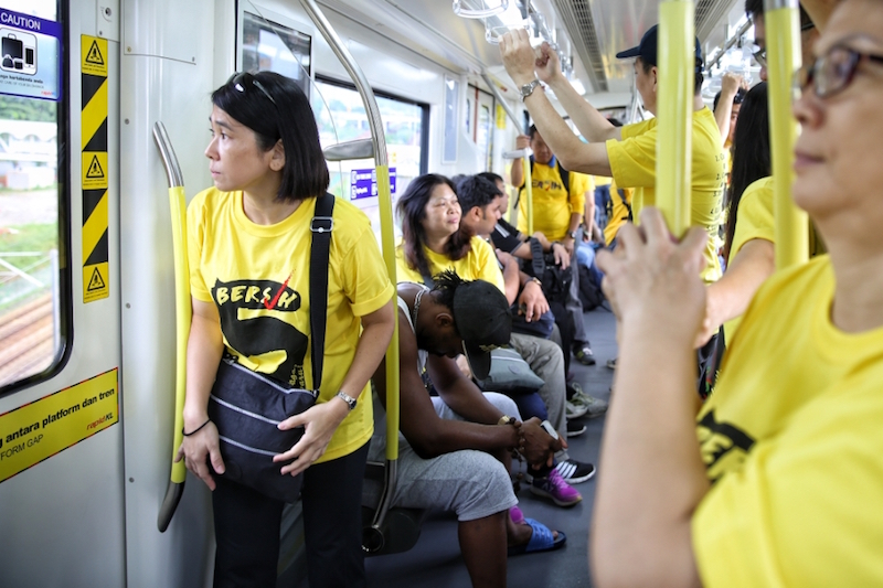 即使吉隆坡警方出动封城手段，但净选盟支持者都乘搭LRT抵达吉隆坡市中心，举目一望，车厢内尽是黄潮。-M中文网Choo Choy May摄-