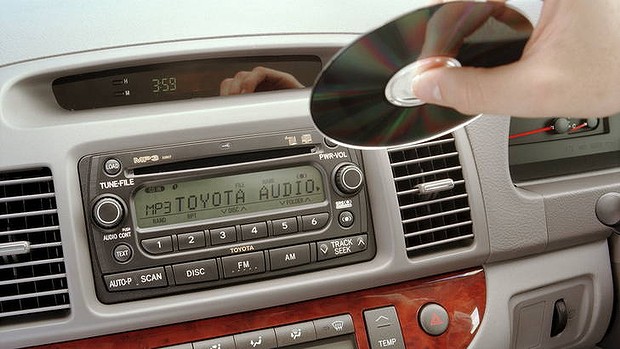 现在的车都可以插USB了呢！图取自： cartalk  