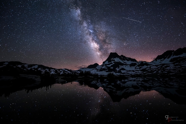这样的星空，多美~ 小编也是一个星空控呢~ 图取自：photorator 