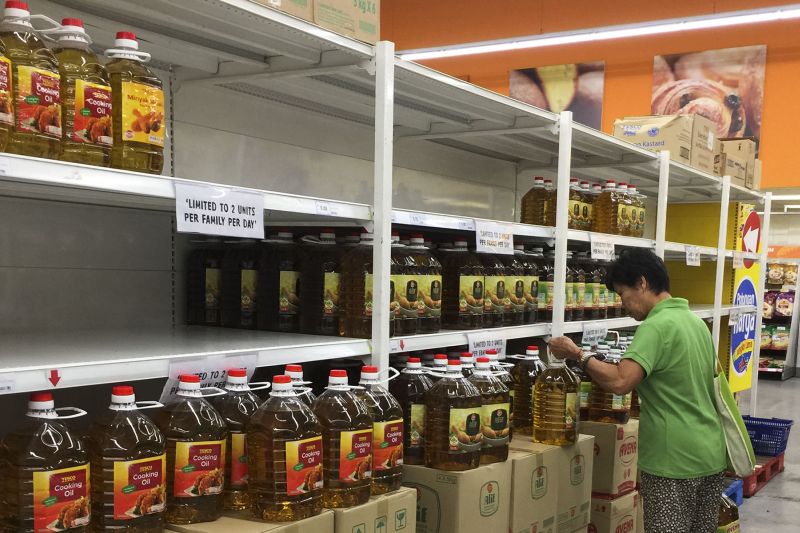 A woman is seen buying cooking oil at a supermarket, November 1, 2016. u00e2u20acu2022 Picture by Yusof Mat Isa