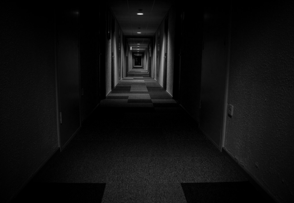 你的房间在这条走廊的最后一间。你敢在夜晚一个人走过去吗？图取自：flickr