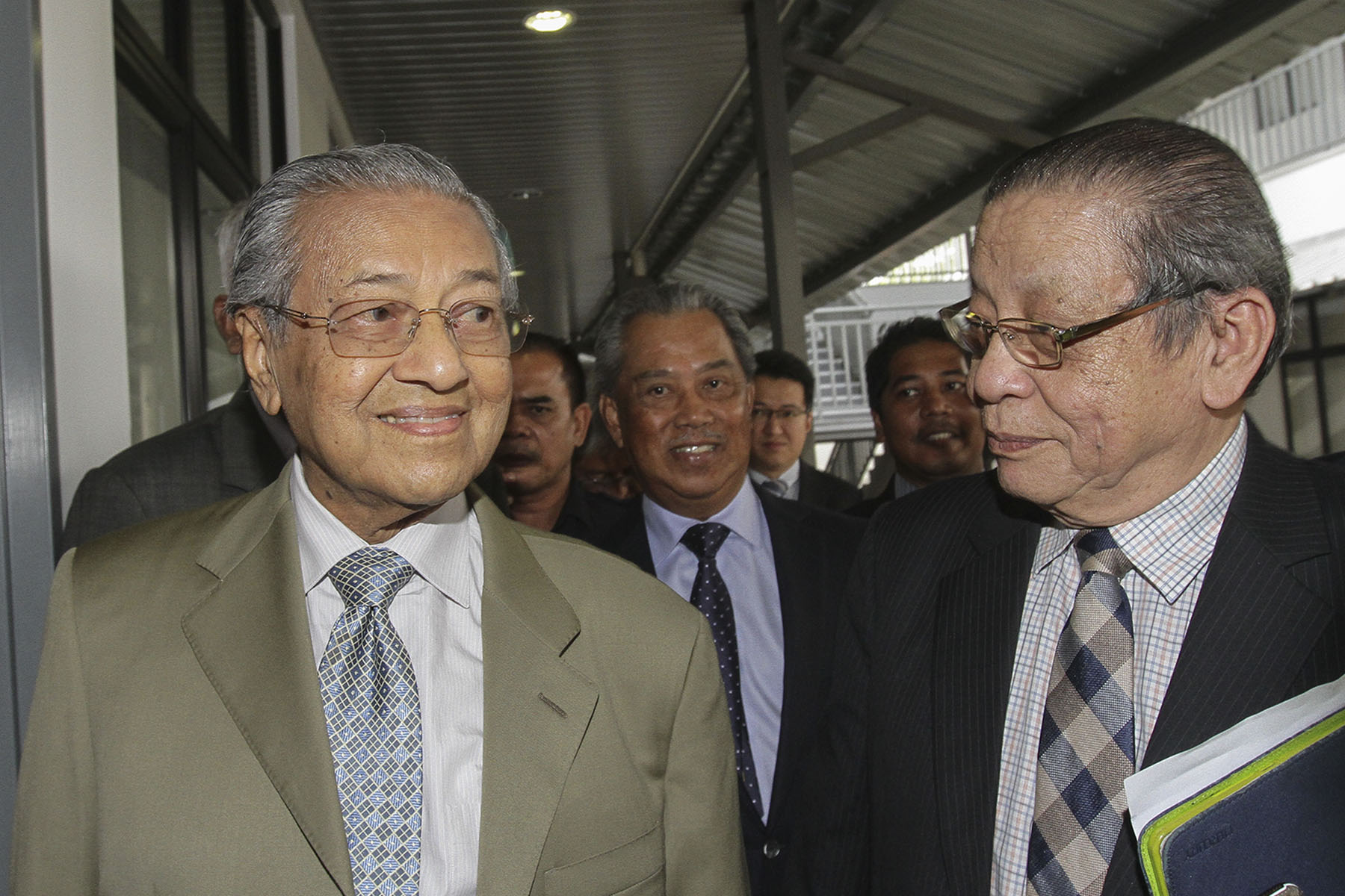 马哈迪抵达国会，与林吉祥以及慕尤丁一起进入会议室。-Mohd Yusof Mat摄-