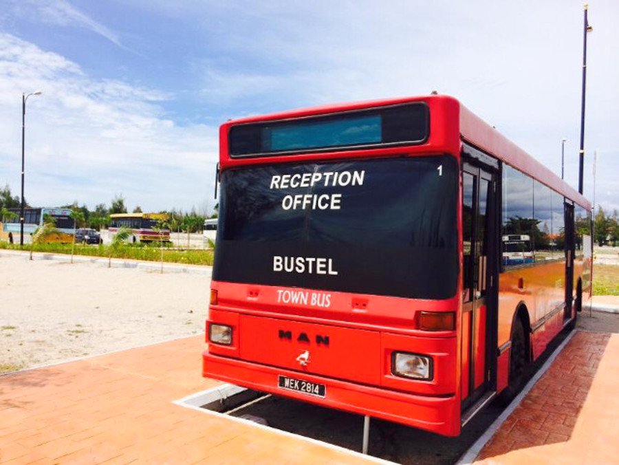 走！上巴士吃饭睡觉咯！图取自：kaki.sini 