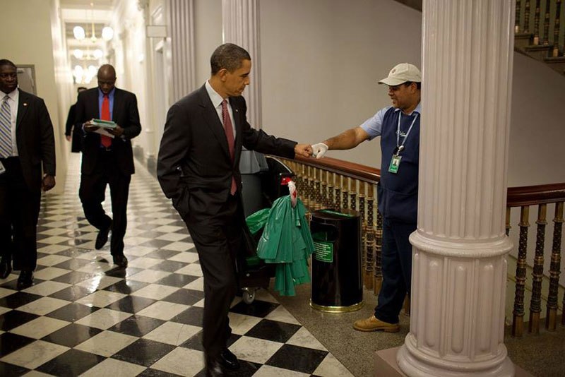 奥巴马与清洁人员独特的打招呼方式！图取自：twistedsifter