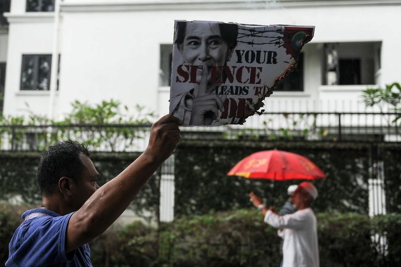 A protester carries a poster of Myanmar Foreign Minister and State Counsellor Aung San Suu Kyi during a rally to hand over a memorandum to the Myanmar embassy in Kuala Lumpur November 25, 2016. u00e2u20acu201d Bernama pic