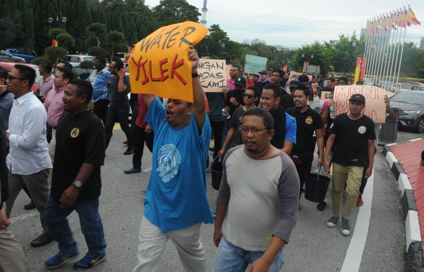 Umno Youth members are seen protesting outside the Selangor state administrative building in Shah Alam November 1, 2016. 