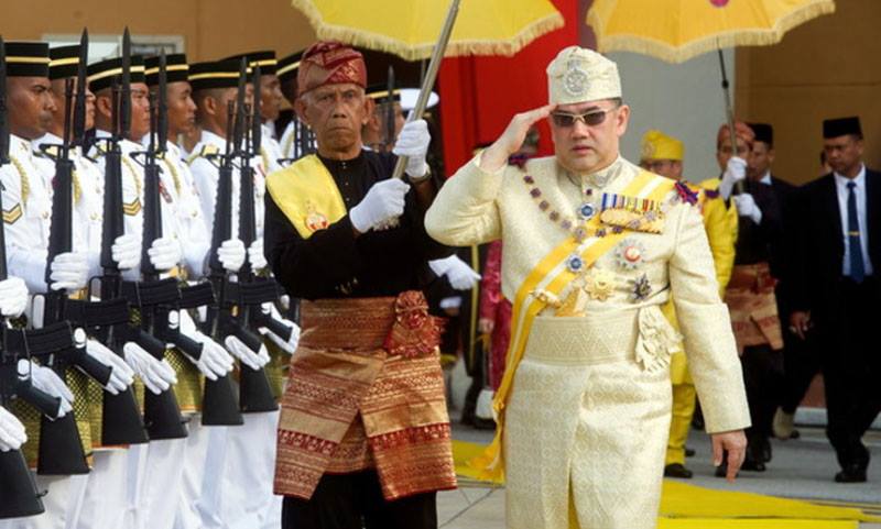 nKOTA BHARU, 13 Dis -- Sultan Kelantan Sultan Muhammad V melalui Kawalan Kehormatan Setempat di Lapangan Terbang Sultan Ismail Petra hari ini.nSultan Muhammad V akan secara rasmi diisytiharkan sebagai Yang di-Pertuan Agong ke-15 selepas istiadat mengangka