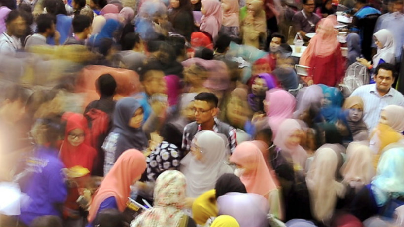 ROMPIN, 18 -- Para pelajar memenuhi ruang pameran bagi mencari kerjaya yang sesuai ketika Pameran Kerjaya Sektor Berfokus dan Pelancaran Rakan Kementerian Perdagangan Dalam Negeri, Koperasi dan Kepenggunaan (KPDNKK) yang dirasmikan Menterinya Datuk Seri H
