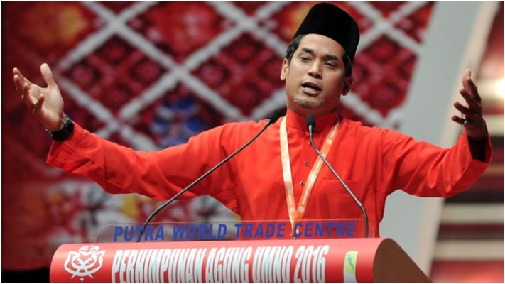 Ketua Pemuda Umno Khairy Jamaluddin dengan penuh semangat menyampaikan ucapan penggulungan Perhimpunan Agung Umno di Pusat Dagangan Dunia Putra hari ini. u00e2u20acu2022 Foto Bernama
