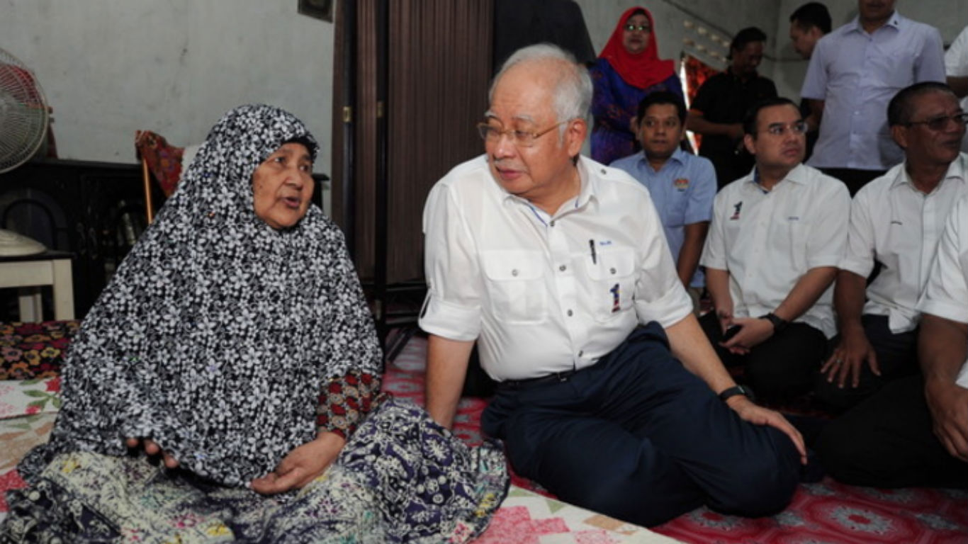 nPEKAN, 17 Dis -- Perdana Menteri Datuk Seri Najib Tun Razak menziarahi warga emas yang lumpuh Bidah Hamid,78, di Kampung Sepauk, Nenasi Darat hari ini.u00e2u20acu00a8Bidah lumpuh sejak lima tahun lalu selepas menjalani pembedahan buang ketumbuhan pada ovari.u00e2u20acu00a8--fot