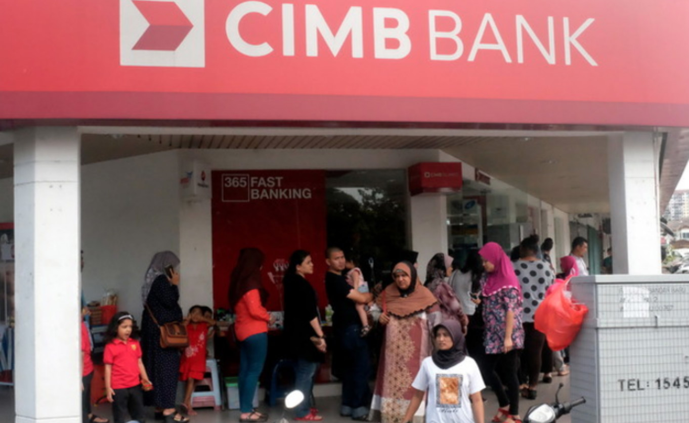 nKUALA LUMPUR, 16 Dis -- SESAK... Pelangan sebuah bank terpaksa beratur panjang sehingga ke koridor luar untuk menukar kad debit masing-masing yang perlu digantikan dengan kad baharu Pin & Pay sebelum 31 Disember ini, ketika tinjuan di sebuah bank baru-ba