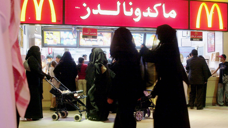 在沙地阿拉伯的第一大城利雅得，女士全身皆黑罩袍光顾麦当劳是常见之景。-美联社-