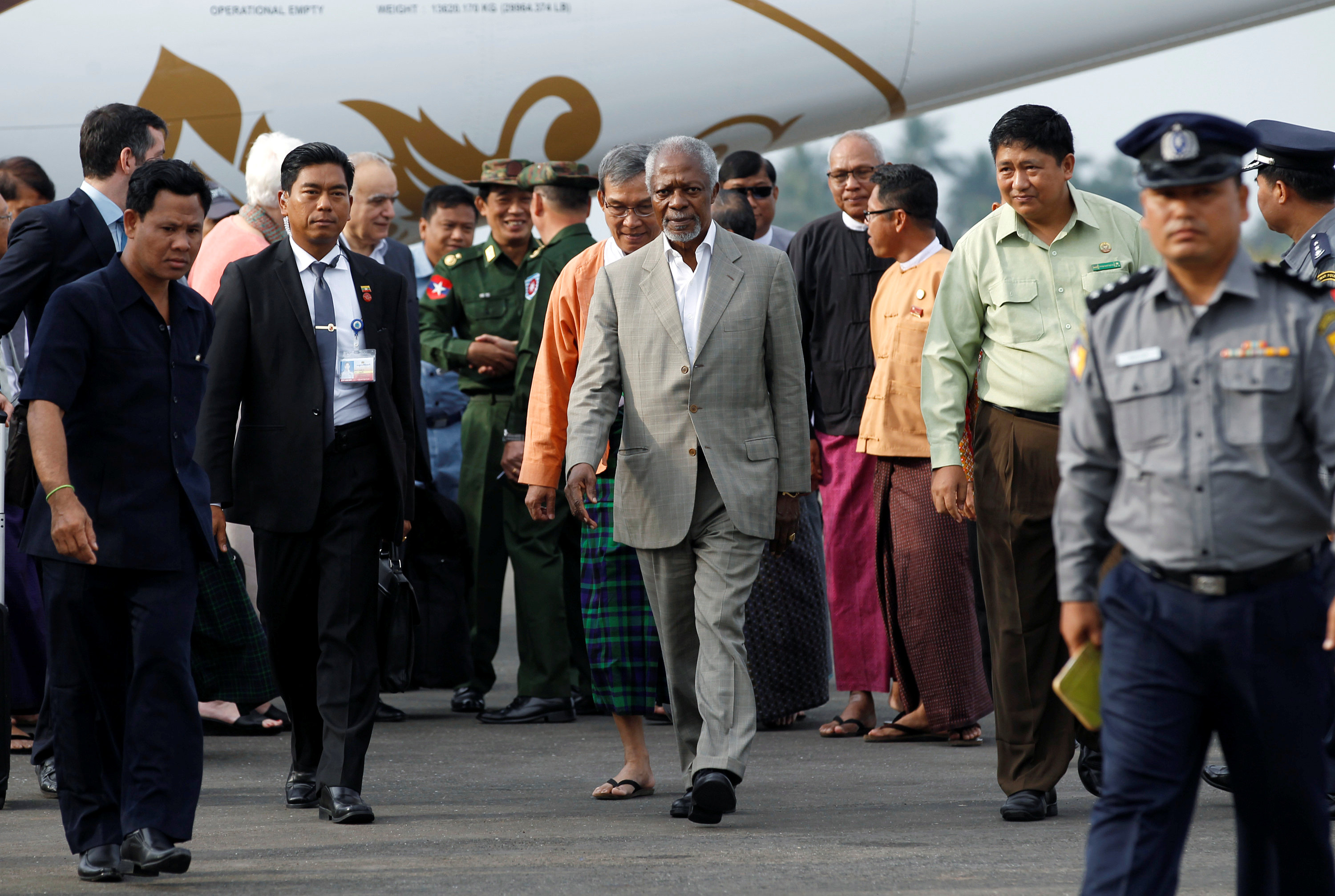 联合国前秘书长安南（中）上周五抵达缅甸，尝试为缅甸国内的种族冲突寻找对策。-路透社-