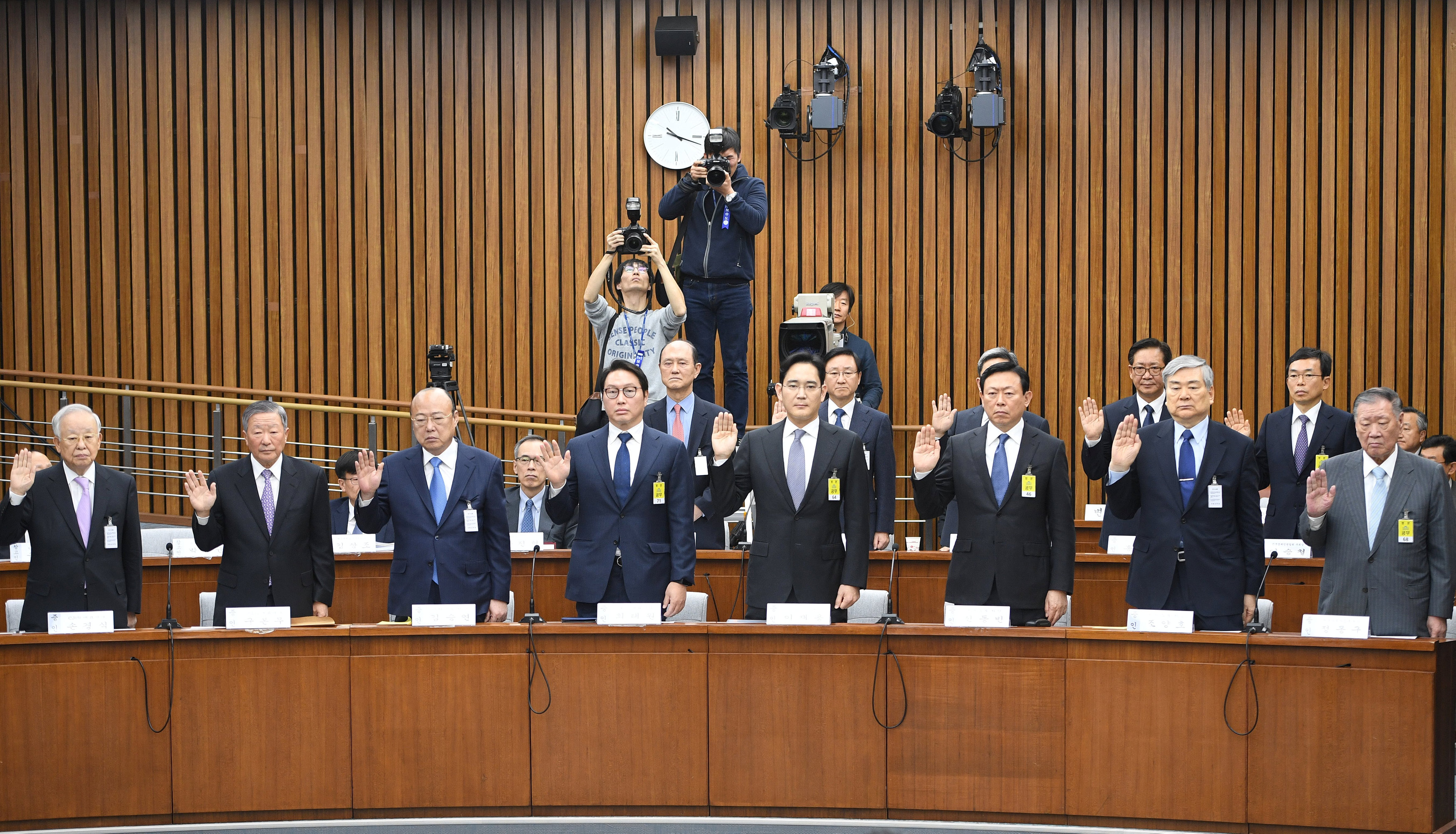 韩国八大企业掌门人、全国经济人联合会会长许昌秀、副会长李承哲等15人出席听证会。-路透社-