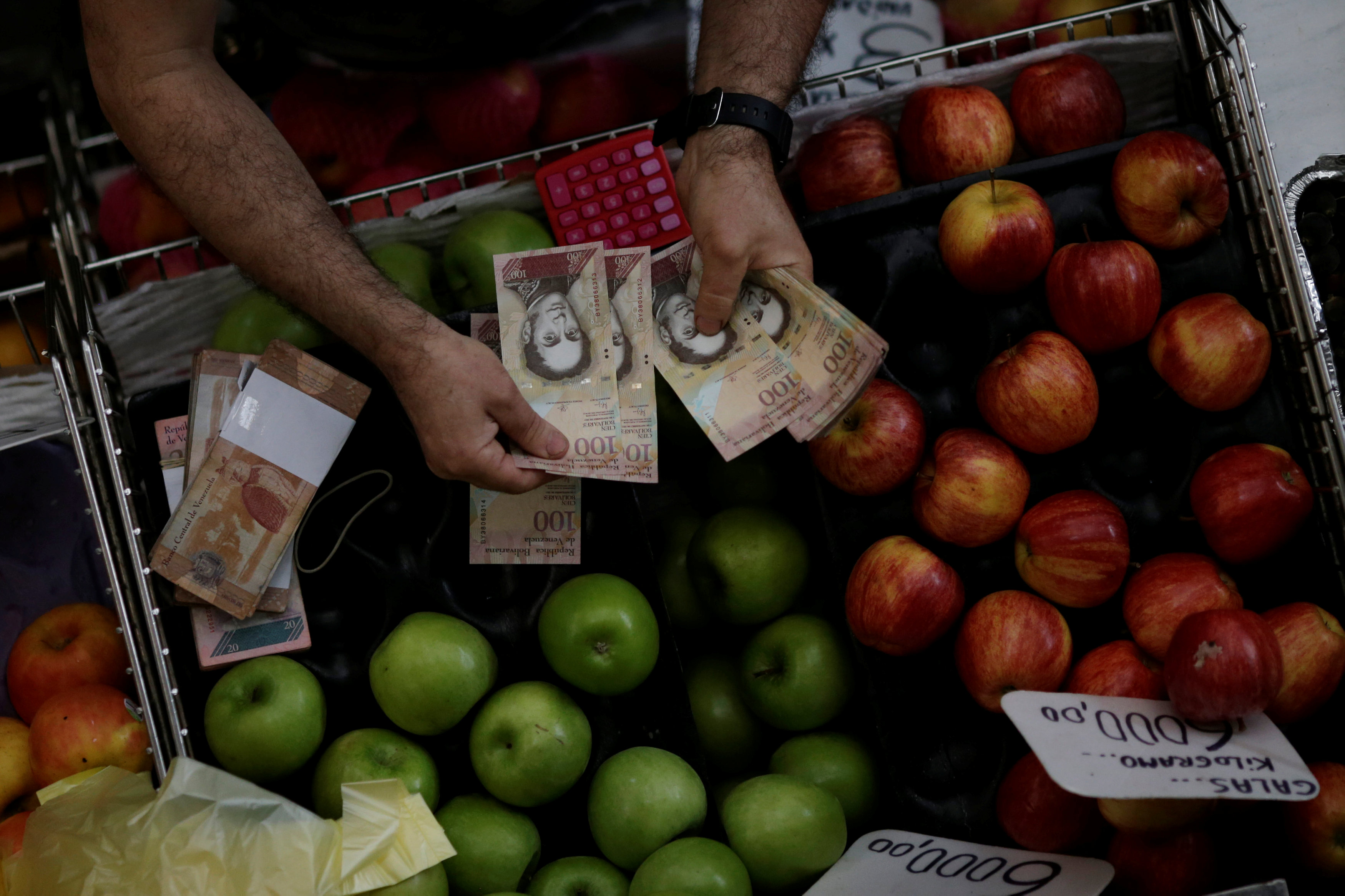 A cashier counts Venezuelan bolivar notes at a market in downtown Caracas, Venezuela, December 7, 2016. u00e2u20acu201d Reuters picn
