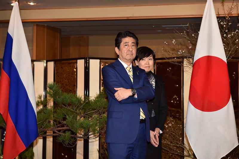 安倍晋三和夫人安倍昭惠等待普京的到来。-路透社-
