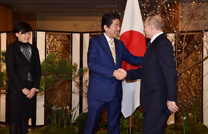 好不容易普京（右）终于来了，东道主安倍满脸笑容地欢迎这位贵客的到来。-路透社-