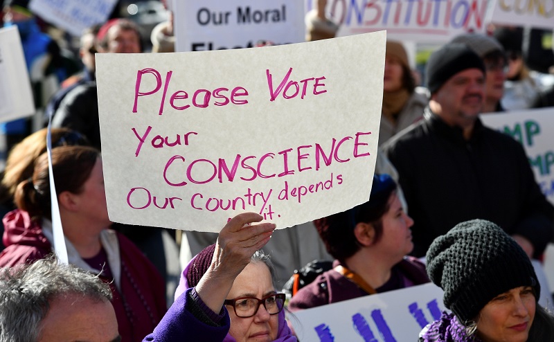得克萨斯州有民众示威，希望选举人“凭良心”不要把票投给特朗普，阻止他入主白宫。-路透社-