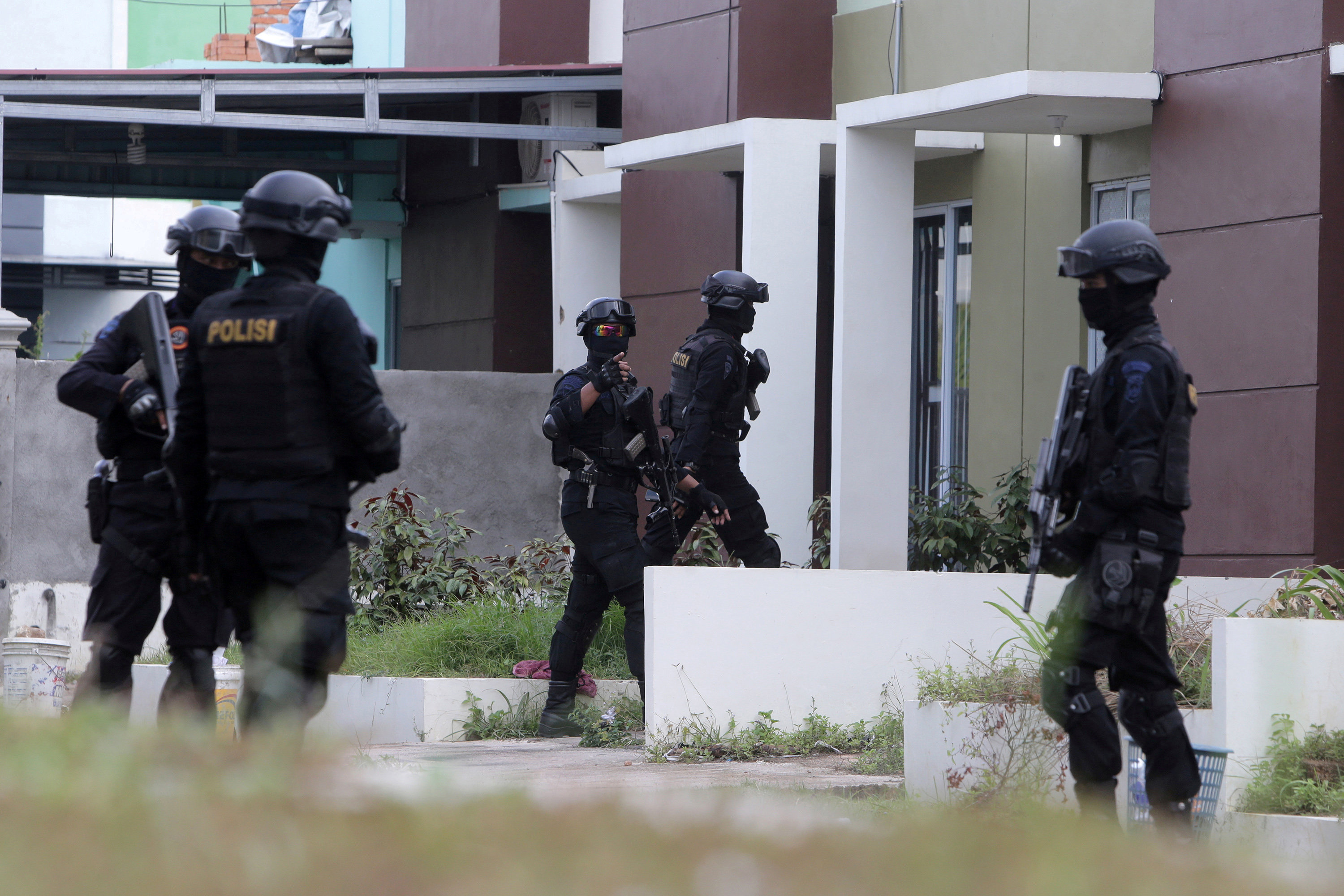  Indonesian anti-terror police from Detachment 88 are seen entering a building during a raid in Batam, Riau Islands, Indonesia, August 5, 2016 in this photo taken by Antara Foto. Antara Foto/M N Kanwa/via REUTERS/File Photo ATTENTION EDITORS - THIS IMAGE 