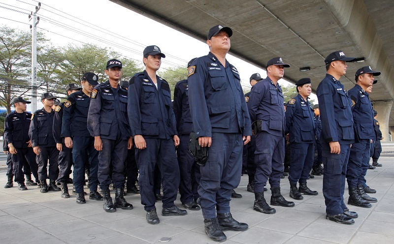 大批警员已经就位，随时准备搜查寺庙。-路透社-