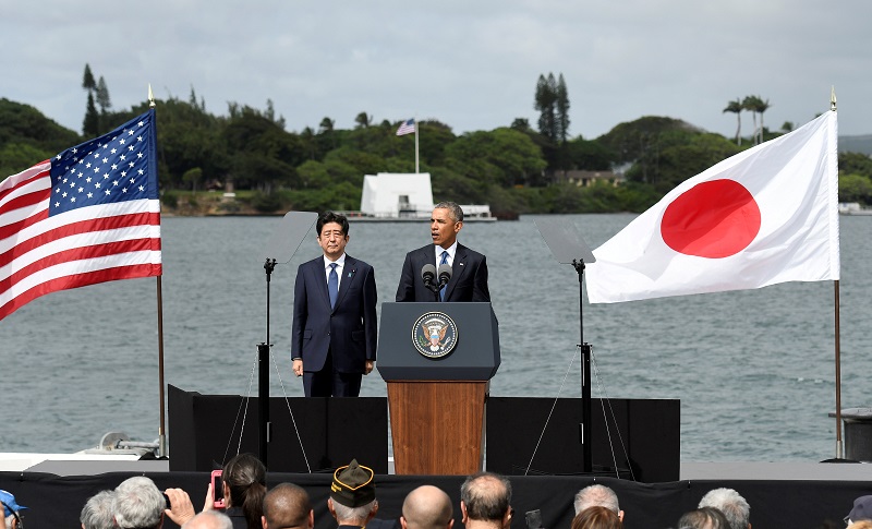 安倍晋三（左）和奥巴马在珍珠港基洛码头上，向老兵、珍珠港事件幸存者等发表演说。-路透社-