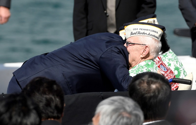 安倍晋三（左）拥抱一名偷袭珍珠港事件的幸存者。-路透社-