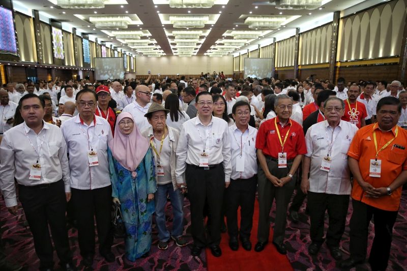 Former prime minister Tun Dr Mahathir Mohamad poses with DAP and Pakatan Harapan leaders at the DAP National Conference 2016 in Shah Alam, December 4, 2016. u00e2u20acu201d Picture by Saw Siow Feng