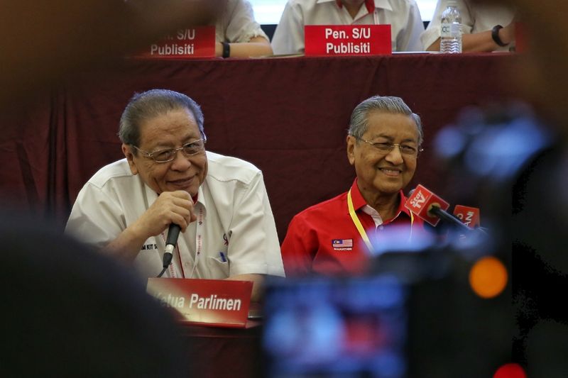 Former prime minister Tun Dr Mahathir Mohamad (right) is pictured sitting next to DAP veteran leader Lim Kit Siang at the DAP National Conference 2016 in Shah Alam, December 4, 2016. u00e2u20acu201d Picture by Saw Siow Feng