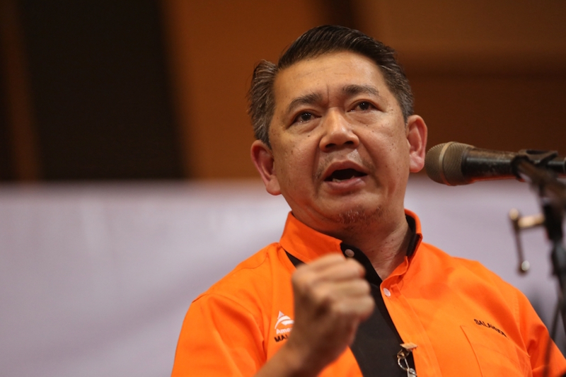 Salahuddin Ayub speaks during the Amanah Convention in Shah Alam December 11, 2016. u00e2u20acu201d Picture by Saw Siow Feng