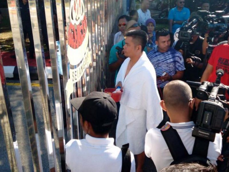 Datuk Seri Jamal Yunos tampil hanya dengan bertuala mandi di pusat pentadbiran Selangor di Shah Alam sewaktu membantah masalah air di negeri itu. u00e2u20acu201d Foto ihsan Facebook/Jamal Yunos