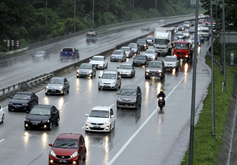 Vehicles appear to be moving slowly at the Gombak toll plaza heading towards Kuala Lumpur along the Kuala Lumpur-Karak Highway, December 26, 2016. u00e2u20acu201d Bernama pic