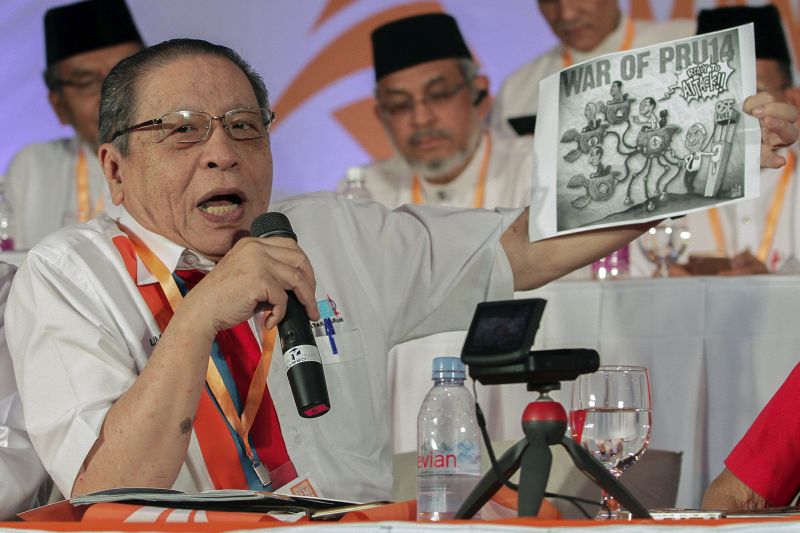 DAPu00e2u20acu2122s Lim Kit Siang speaks at the Pakatan Harapan convention in Shah Alam, Selangor, December 10, 2016. u00e2u20acu201d Picture by Yusof Mat Isa