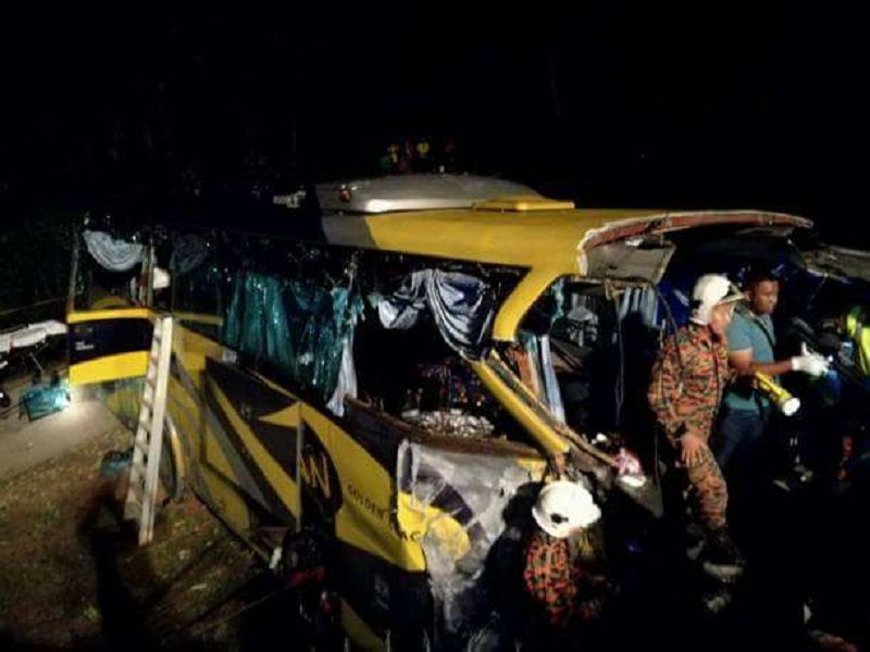 An express bus travelling north plunged into a six-metre-deep ravine at Km137 of the North-South Expressway. u00e2u20acu201d Foto courtesy of Facebook/Seruan Malaikat Jibrail. 