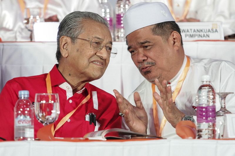 Tun Dr Mahathir Mohamed (left) exchange news with Pakatan Harapan leader, Mohamad Sabu at the Pakatan Harapan convention in Shah Alam, Selangor, December 10, 2016. u00e2u20acu201d Picture by Yusof Mat Isa