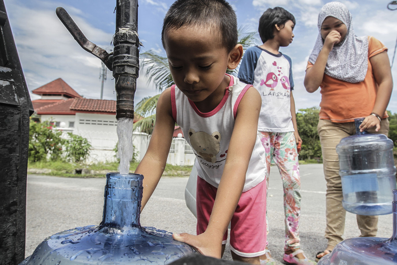 Residents of Bandar Baru Sultan Suleiman collect water from Syabas tank truck in Port Klang December 21, 2016. u00e2u20acu201d Picture by Yusof Mat Isa