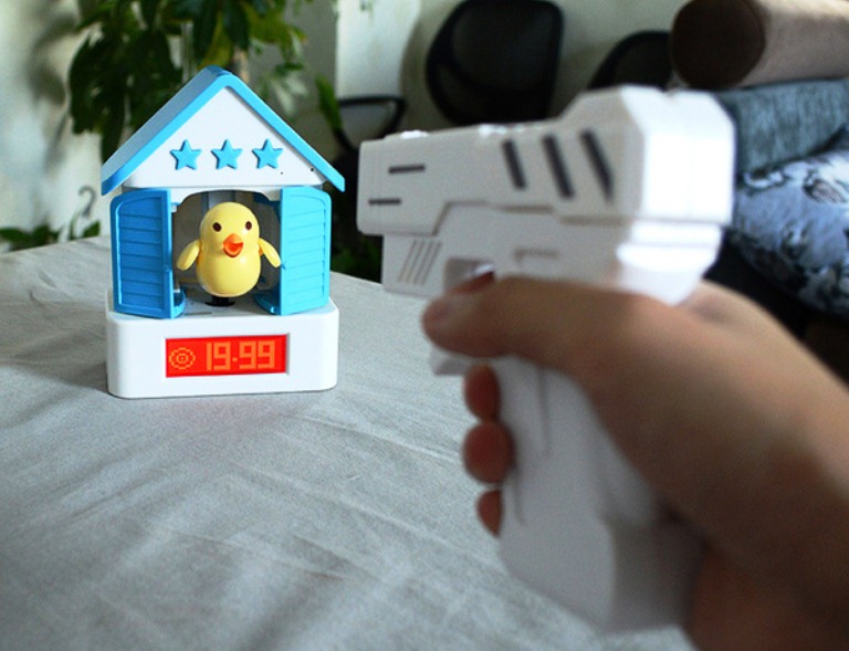 据悉还能用手机程式输入一些激励言语或祝福语，让人一早起来看到就有正能量。-摘自淘宝网-