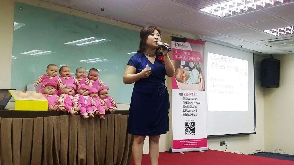 黄小玉在陪月技巧讲座上指导新手父母们需要注意的事项。-满悦产后护理中心提供-