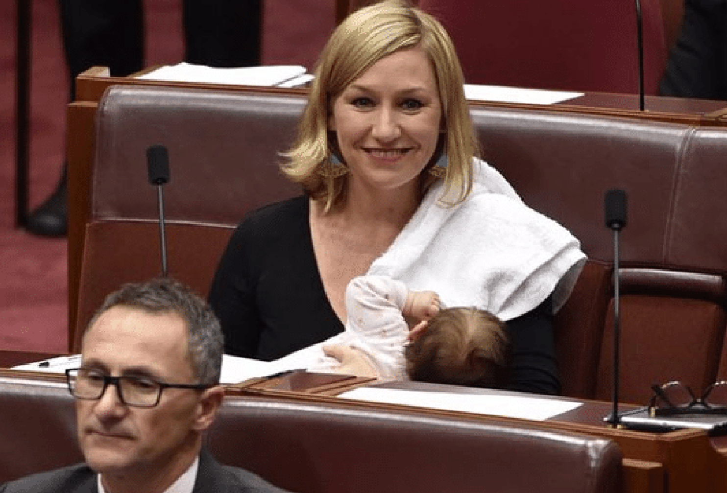 2017年5月9日,一名两个月大的婴儿因为首次在澳洲联邦议会上被议员妈妈Larissa Waters喂奶而创造了历史。-摘自网络-