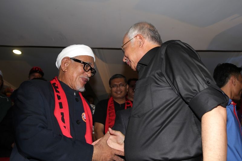 Prime Minister Datuk Seri Najib Razak shaking hands with PAS president Datuk Seri Abdul Hadi Awang at the 'Solidarity for Rohingya' gathering outside the Titiwangsa Stadium, December 4, 2016. u00e2u20acu201d Picture by Choo Choy May