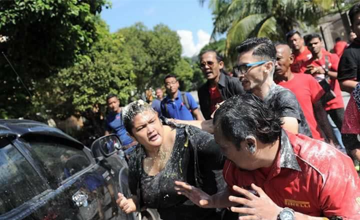 即使被泼污水、丢鸡蛋，依玛丽继续与嘉玛支持者争执。-依玛丽脸书-