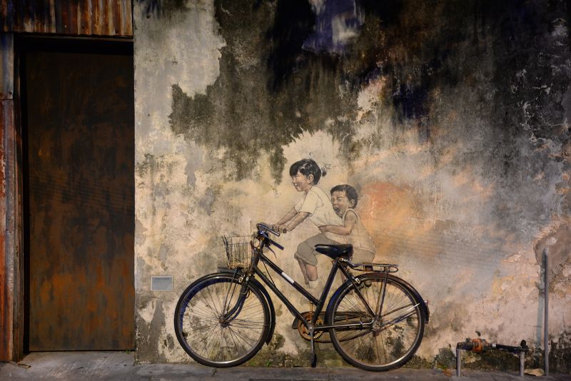 这幅由立陶宛画家尔纳斯在本头公巷绘制的“姐弟共骑”壁画，也成为槟城最经典的拍照打卡热点哦。-KE Ooi摄-