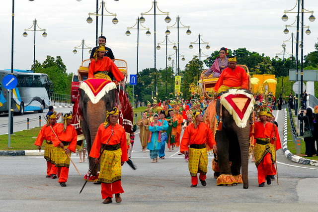 两头象征马来王朝荣耀的大象为国家元首车队开路。-马新社-